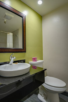 Vagabond Inn Executive - Bakersfield Downtowner Bagian luar foto