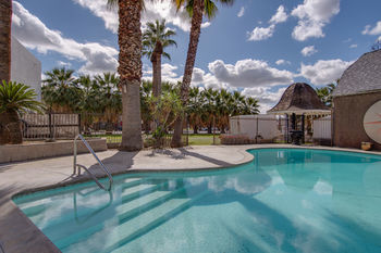 Vagabond Inn Executive - Bakersfield Downtowner Bagian luar foto